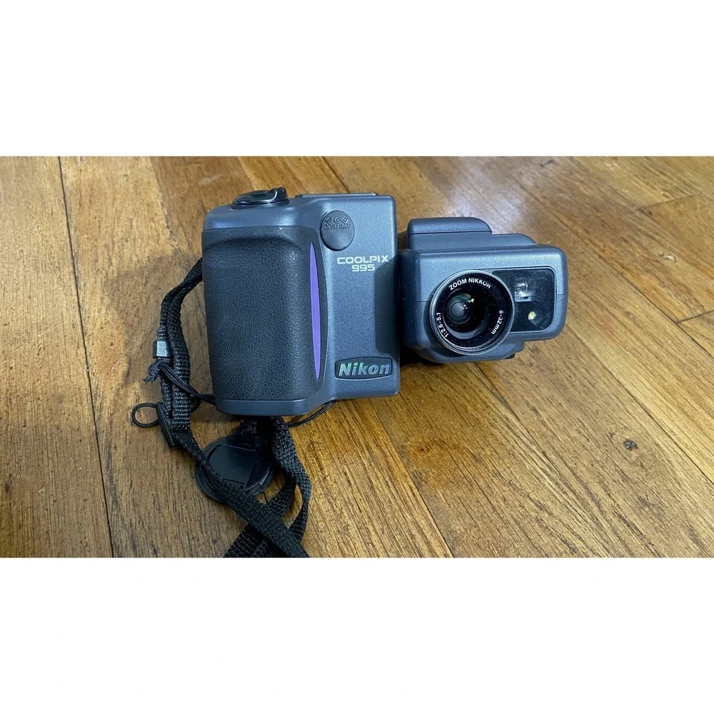 Nikon COOLPIX 995 Digital Camera - No Battery Charger - Untested